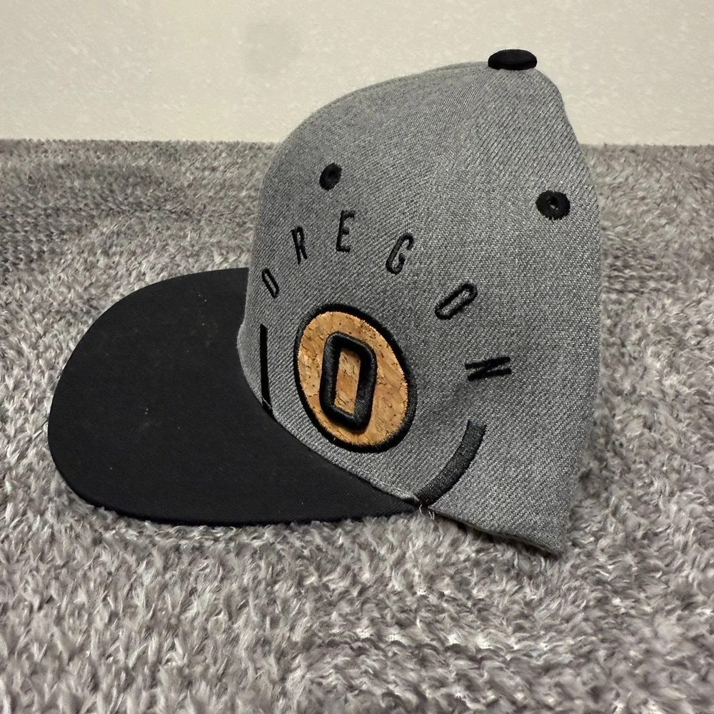 Grizzly Mens Oregon Flat Bill Snapback Hat Gray Black Embroidered State